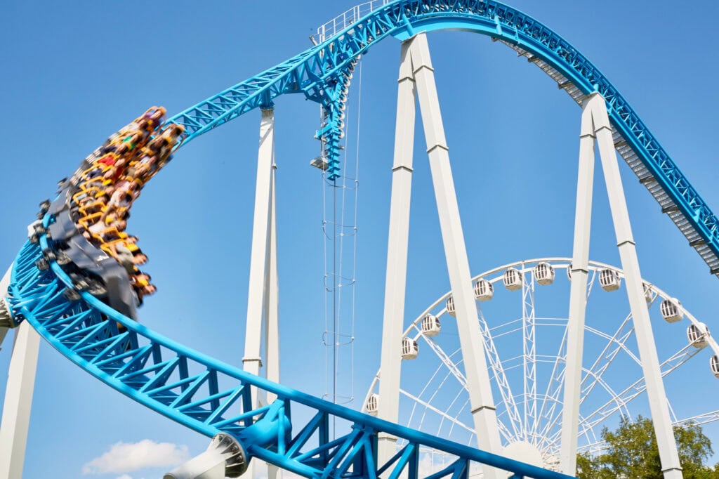 best jobs for 17 year olds - amusement park worker rollercoaster